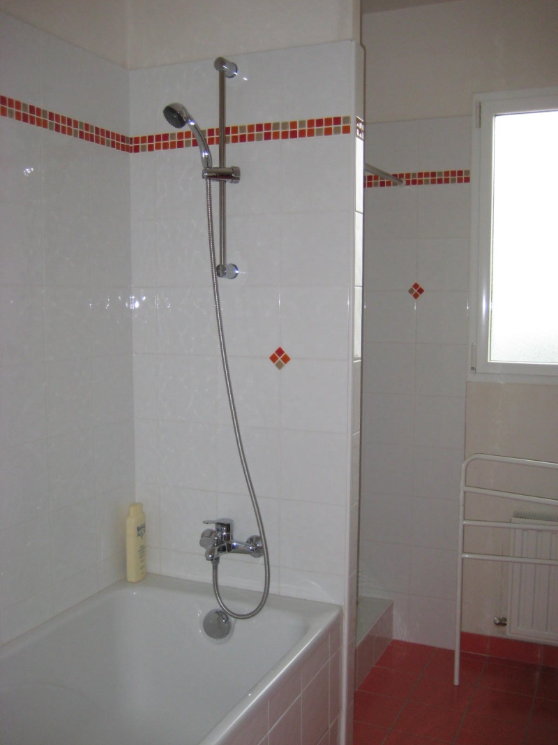 Quelle couleur de carrelage pour petite salle de bain avec haute ...